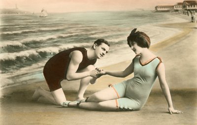 Coppia romantica vittoriana sulla spiaggia da American School