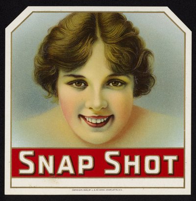 Donna attraente sorridente da American School