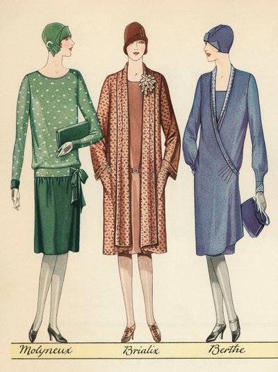 Tre flapper che modellano abiti di designer francesi da American School