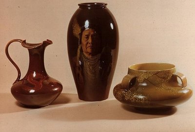 Vaso con ritratto del Capo Giuseppe della tribù Nez Perce, firmato da W.P. Macdonald; brocca con motivo di drago marcata con le iniziali di Albert R. Valentien; ciotola con motivo floreale giapponese da American School