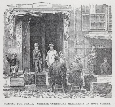 In attesa del commercio, mercanti cinesi sul marciapiede di Mott Street da American School