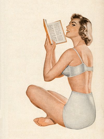 Donna in lingerie seduta che legge un libro da American School