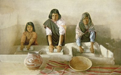 Donne che macinano il mais, Pueblo di Laguna, c.1905 da American School