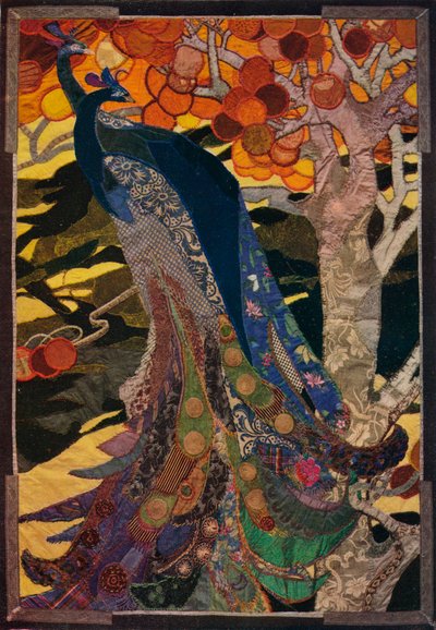Pannello di pavone in patchwork, c1920 da Amy Sawyer
