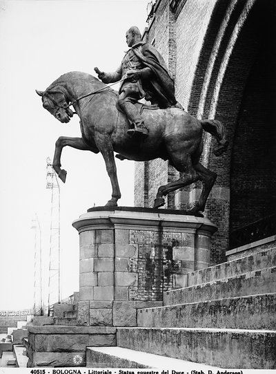 Statua equestre di Benito Mussolini; fino alla caduta del fascismo, questa statua era nel Littoriale (Stadio comunale) a Bologna (foto in bianco e nero) da Anderson Anderson