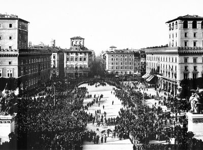 Piazza Venezia a Roma durante la celebrazione fascista in commemorazione del Milite Ignoto all