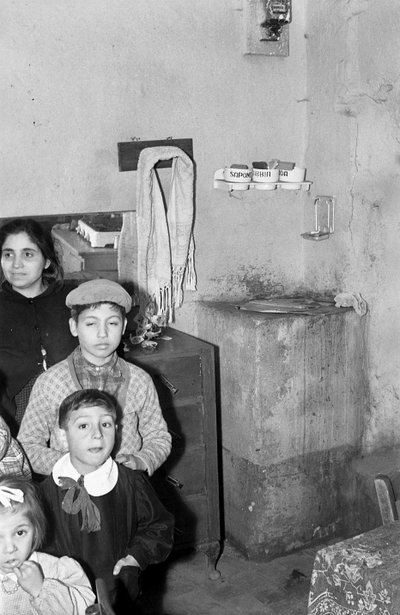 CROTONE - VIVERE IN UN SEMINTERRATO AFFOLLATO, da Ando Gilardi