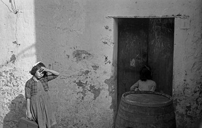 UNA BAMBINA CON UNA SCATOLA PIEGHEVOLE È A SCUOLA da Ando Gilardi