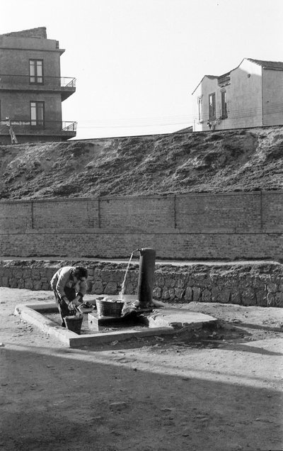 DONNA ALLA FONTANA, Crotone da Ando Gilardi