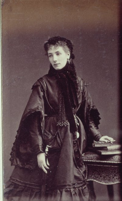 Ritratto di Sarah Bernhardt in costume cittadino da Andre Adolphe Eugene Disderi