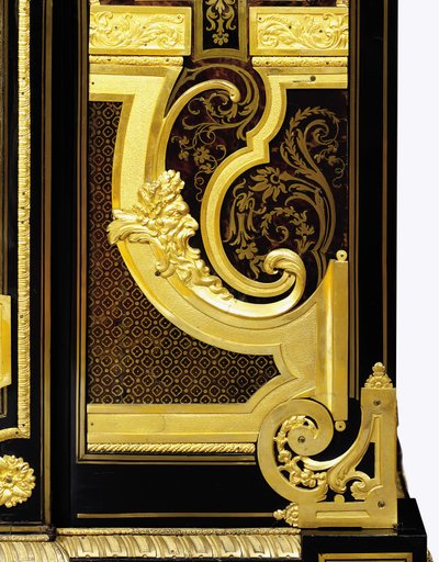 (dettaglio) di un plinto a C-scroll di parquetry con una maschera di satiro, da una piccola armoire Luigi XIV da Andre Charles (attr. to) Boulle