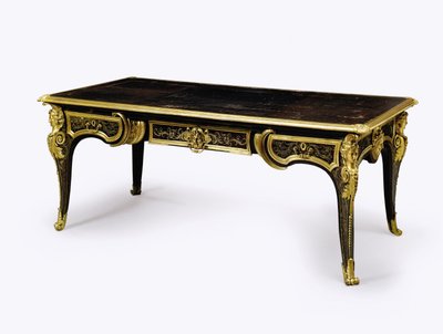 Bureau plat di Luigi XIV con montature in bronzo dorato e tartaruga marrone, c.1710 da Andre Charles (attr. to) Boulle