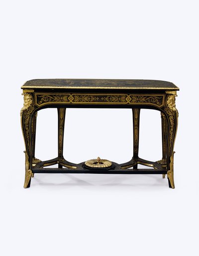 Una delle coppie di tavoli da pier in tartaruga marrone con montature in ormolu da Andre Charles (attr. to) Boulle