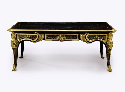 Bureau plat in tartaruga marrone con montature in bronzo dorato di Luigi XIV, c.1710 da Andre Charles Boulle