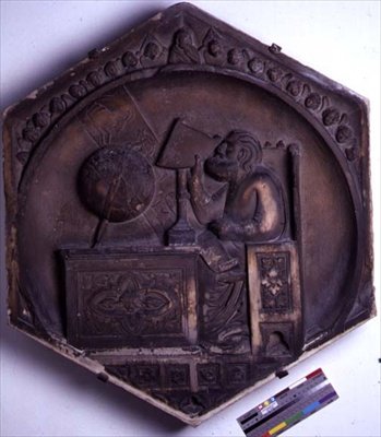 Astronomia, piastrella decorativa esagonale da una serie che raffigura le arti liberali, probabilmente basata su disegni di Giotto (c.1266-1337) c.1334-48 da Andrea Pisano
