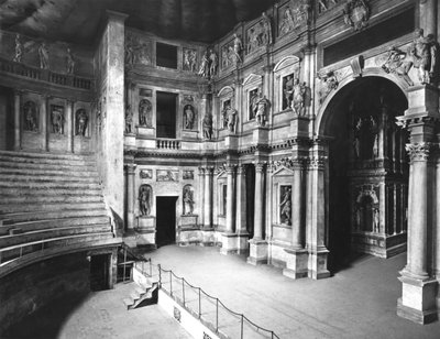 Interno del Teatro, costruito 1580-85 da Andrea Palladio
