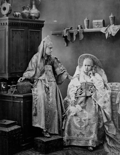 Ragazze in abito russo, c1870s-c1880s da Andrei Osipovich Karelin