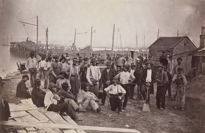 Lavoratori al Molo del Quartiermastro, Alexandria, Virginia, 1863-65 da Andrew Joseph Russell.