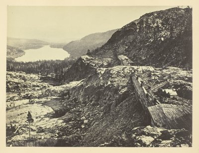 Cima della Sierra Nevada, capannoni di neve in primo piano, lago Donner in lontananza, C. P. R. R. da Andrew Joseph Russell