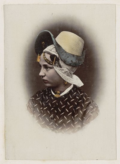 Ritratto di una donna in costume tradizionale dell