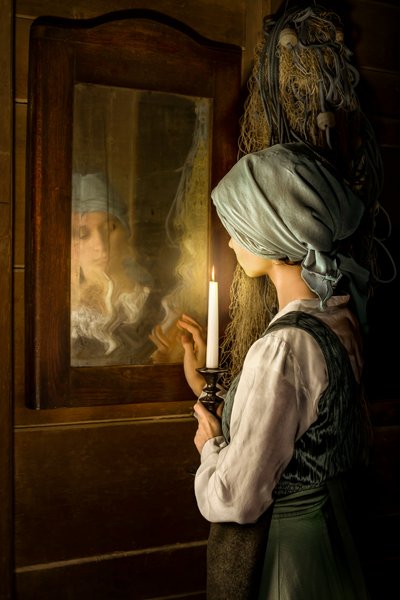 Donna che riflette alla luce di una candela da Andrzej Lisowski