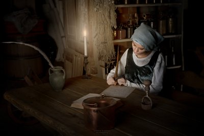 Donna che scrive alla luce di una candela da Andrzej Lisowski