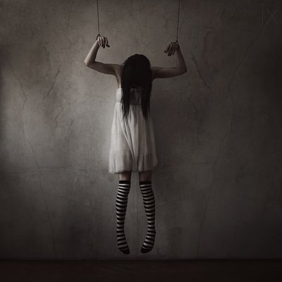 La ragazza-burattino inquietante da Anja Matko