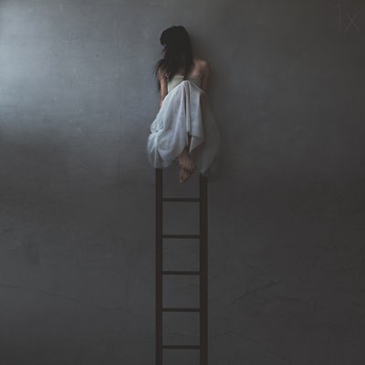 Donna sola su una scala da Anja Matko