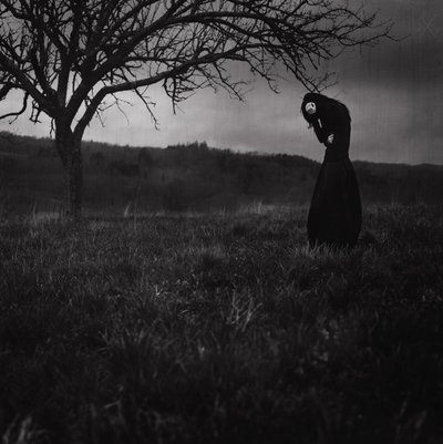 Figura malinconica, paesaggio cupo da Anja Matko