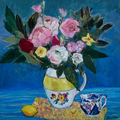 Peonie in una Brocca Gialla e Bianca, 2021 da Ann Oram