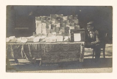 Libraio Frederik Coster accanto alla sua bancarella di libri a Hofplein ad Alkmaar da Anonymous