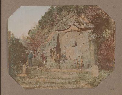 Tre uomini presso un rilievo con Buddha a Hakone, Giappone da Anonymous