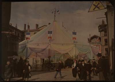 Tenda da festa in una piazza di una città francese sconosciuta da Anonymous