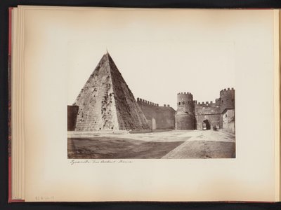 Veduta della piramide di Caio Cestio e Porta Ostiense a Roma, Italia da Anonymous