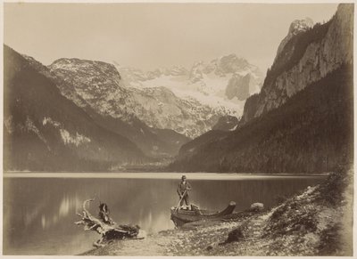 Vista di un lago e montagne circostanti con un uomo in piedi su una barca, probabilmente nelle Alpi da Anonymous