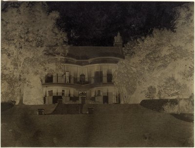 Villa vista da un giardino da Anonymous