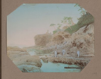 Uomini e donne sulla costa di Chigogafuchi a Enoshima, Giappone da Anonymous