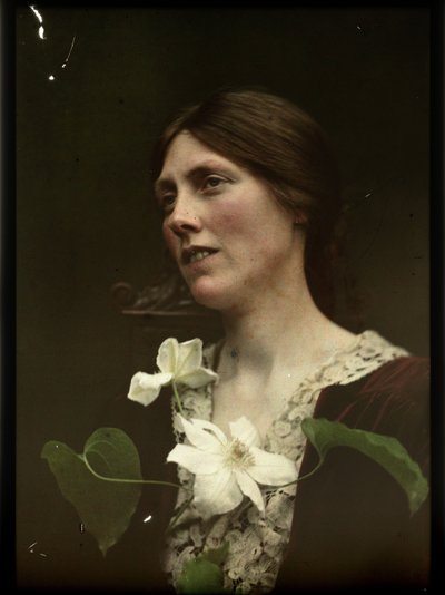 Ritratto di una donna vestita con un abito rosso con due fiori bianchi sul petto da Anonymous