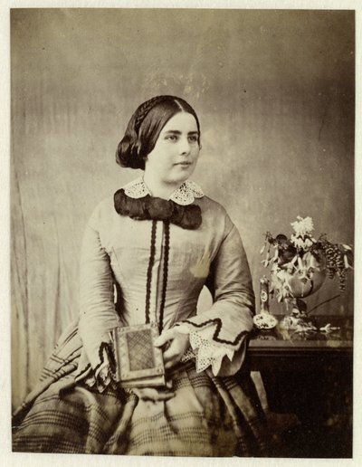 Ritratto in studio di una donna sconosciuta con un libro in mano da Anonymous