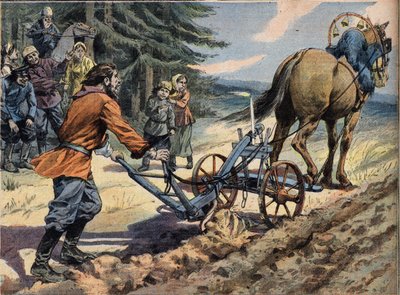 Un contadino russo ara il campo con l
