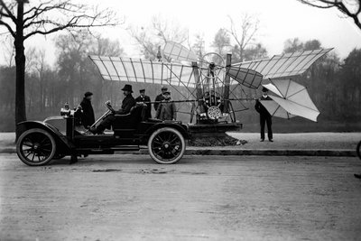 Aviatore Alberto Santos Dumont trasporta il suo aereo nella sua auto. Collezione privata da Anonymous Anonymous