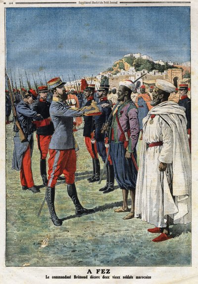 Il comandante Edouard Bremond (1868-1948) decora due vecchi soldati marocchini a Fez. Incisione in 