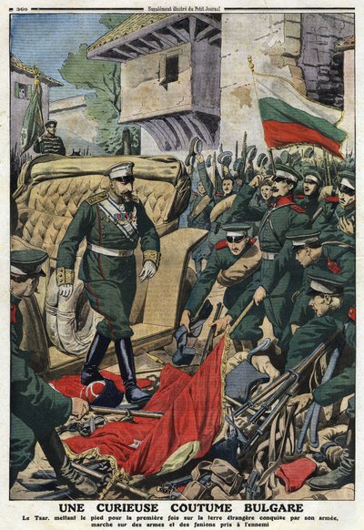 Prima guerra balcanica: lo Zar Ferdinando I di Bulgaria (1861-1948) marcia su terre straniere conquistate dal suo esercito a Mustapha-Pasha (Mustapha Pasha), ora Ferdinandovo, calpestando le armi e le bandiere dei nemici