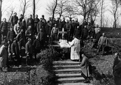 Prima Guerra Mondiale (1914-1918): Messa domenicale alla Ferme de Canny (Canny-sur-Matz) (Dipartimento 60: Oise) nel maggio 1915 - Collezione privata da Anonymous Anonymous