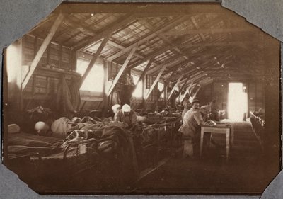 Prima Guerra Mondiale 1914-1918: baracche di soldati francesi feriti a Couville nella Manica, Bassa Normandia, Francia. Fotografia anonima maggio 1917. da Anonymous Anonymous