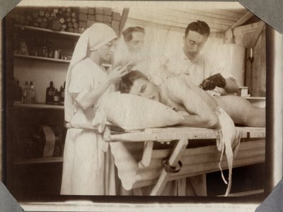 Prima Guerra Mondiale 1914-1918: medici e infermiera che curano le ferite di un soldato nella sala medicazioni, campo di Couville nella Manica, Bassa Normandia, Francia. Fotografia anonima luglio 1917. Collezione privata, Stella. da Anonymous Anonymous