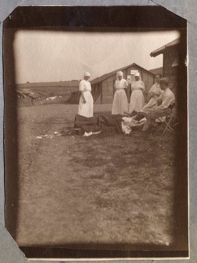Prima Guerra Mondiale 1914-1918: elioterapia. Soldati feriti e infermiere della Croce Rossa Francese, campo di Couville nella Manche, Bassa Normandia, Francia. Fotografia anonima luglio 1917. Collezione privata, Stella. da Anonymous Anonymous