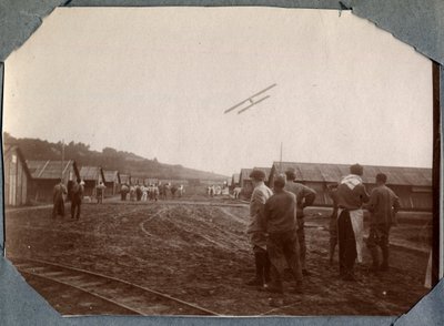 Prima Guerra Mondiale 1914-1918: squadriglia militare di Mont Saint Martin che sorvola il campo di Couville, Manche, Bassa Normandia, Francia. Fotografia anonima giugno 1917. Collezione privata, Stella. da Anonymous Anonymous