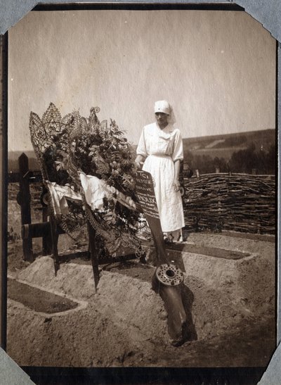 Prima Guerra Mondiale 1914-1918: infermiera (Therese Pavillou?) su una tomba del sergente pilota francese Roux, morto all