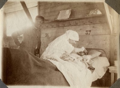 Prima Guerra Mondiale 1914-1918: infermiera in camice che rade un soldato (ferite di guerra francesi giacciono in un letto), a Couville, Manche, Bassa Normandia, Francia. Fotografia anonima luglio 1917. Collezione privata, Stella. da Anonymous Anonymous